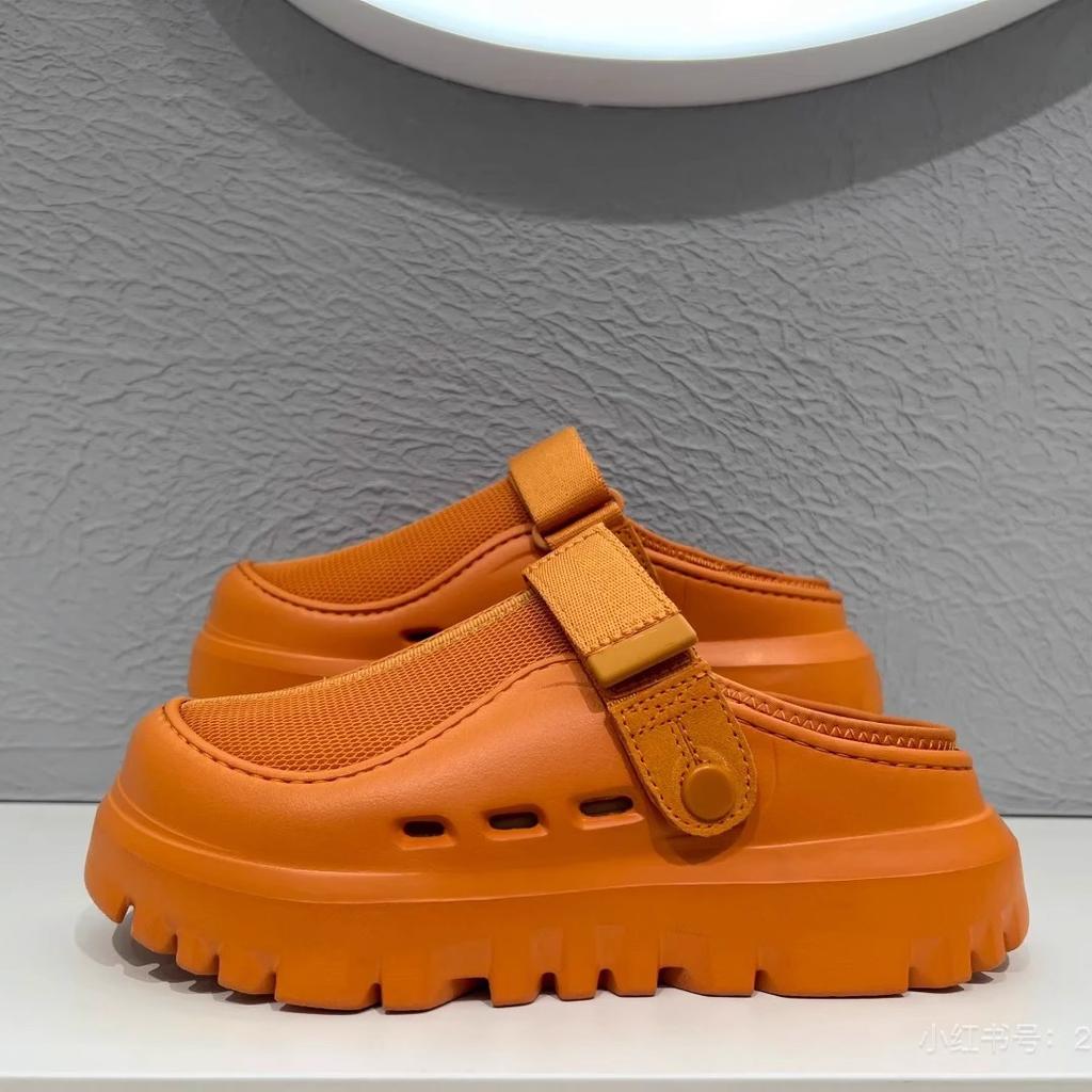 Im Sommer 2025 sind die neuen Plateau-Klett-Sandalen mit dicker Sohle atmungsaktiv und leicht, und die Strand-Damenschuhe werden draußen getragen.