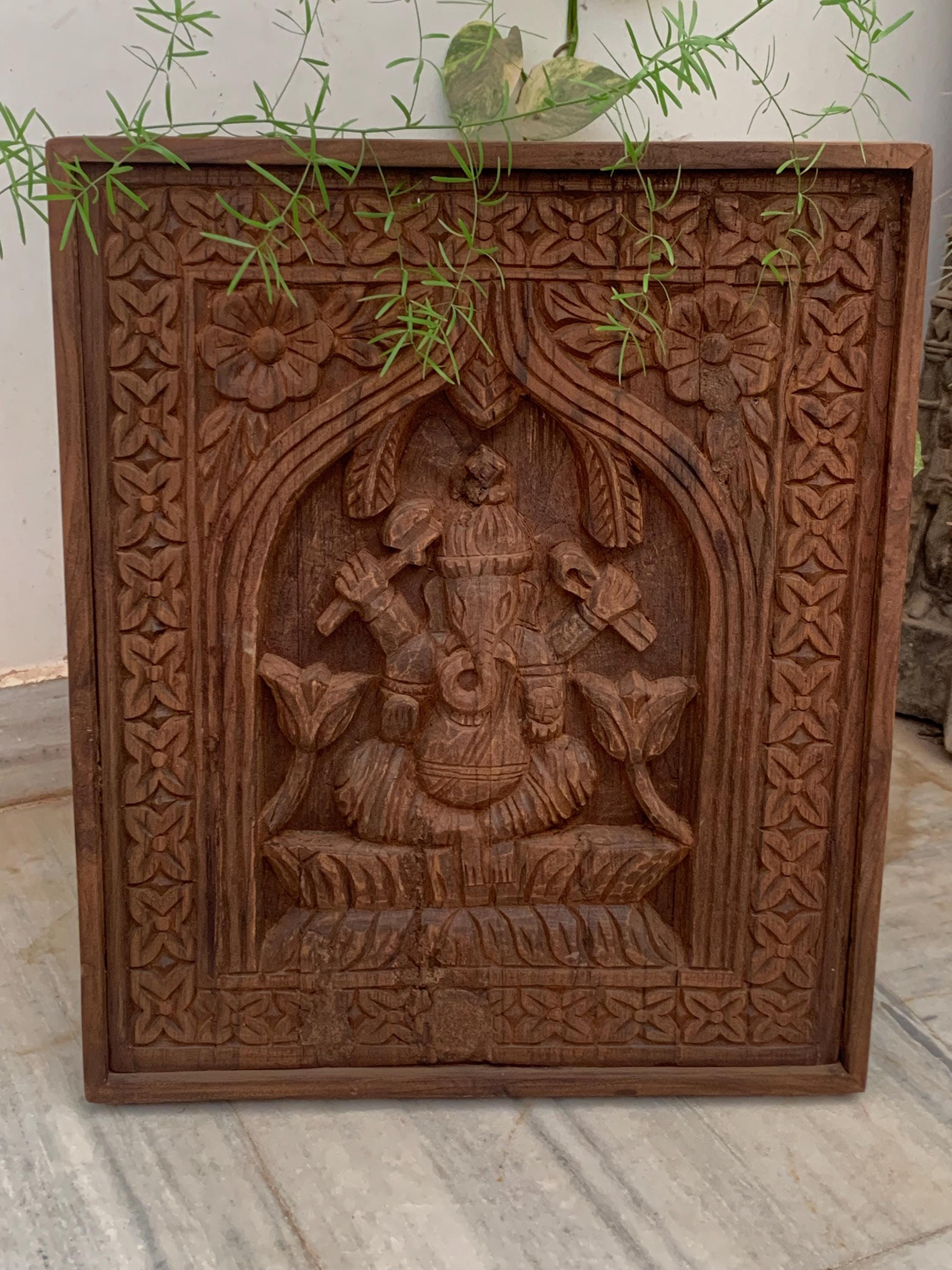 

Teak Wood Ganesha Wall Panel: Handcrafted Hindu Temple Decor 18” X 9” X 24” (l x w x h) різнокольоровий