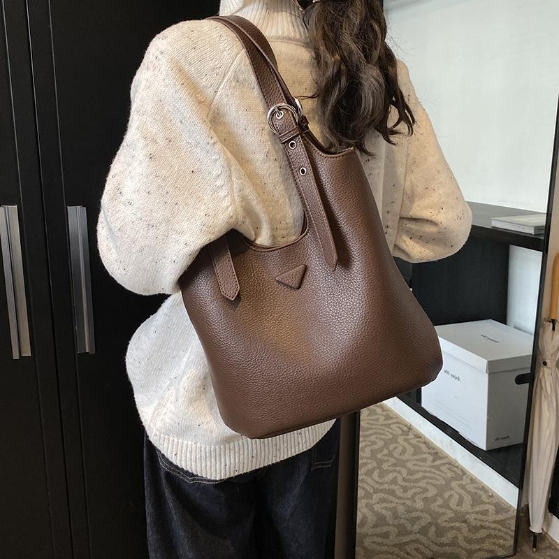 

2025 новая высококачественная простая сумка-тоут из мягкой кожи в стиле легкой роскоши, осенне-зимняя ретро-сумка для通勤, большая сумка на одно плечо или подмышку 29*12.5*34