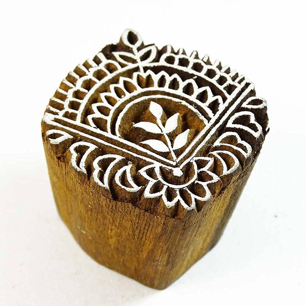 Hnědý ručně vyřezávaný tiskový blok dřevěné textilní razítko květinový razítkový blok