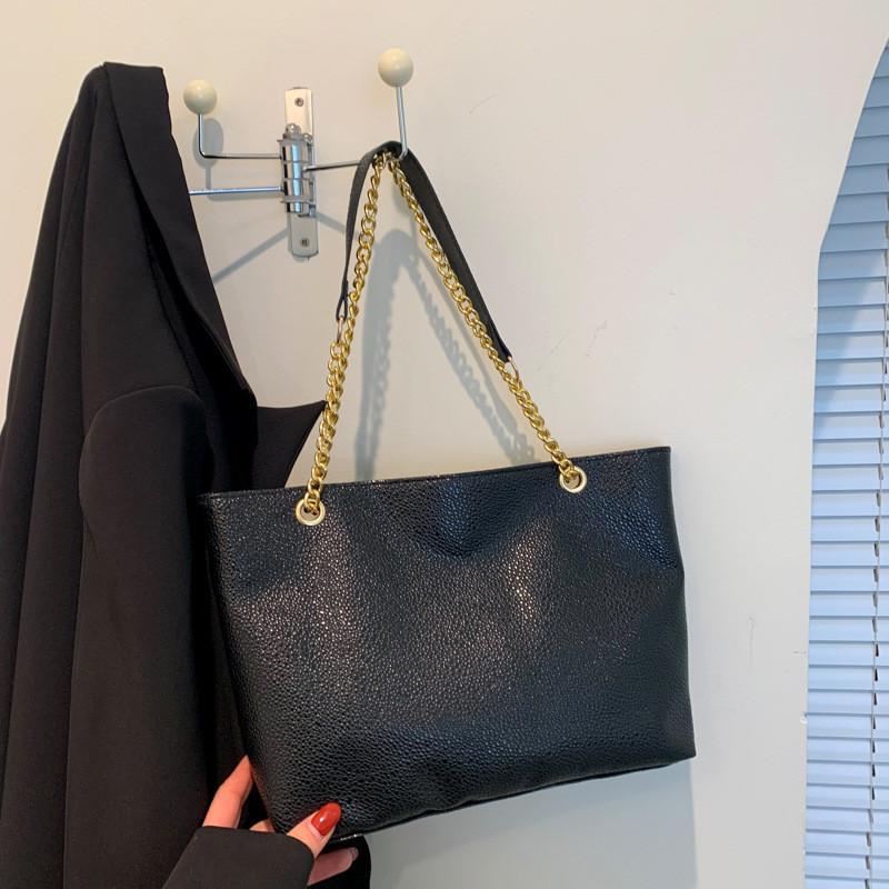 Stylish Large Tote Bag For Women With Chic Shoulder Strap Ideal For Casual Commuting