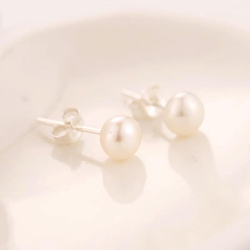 New Baroque Pearl Earrings for Women Small Temperament Flat Round Gentle Irregular Elegant Simple Cute Ear Jewelry