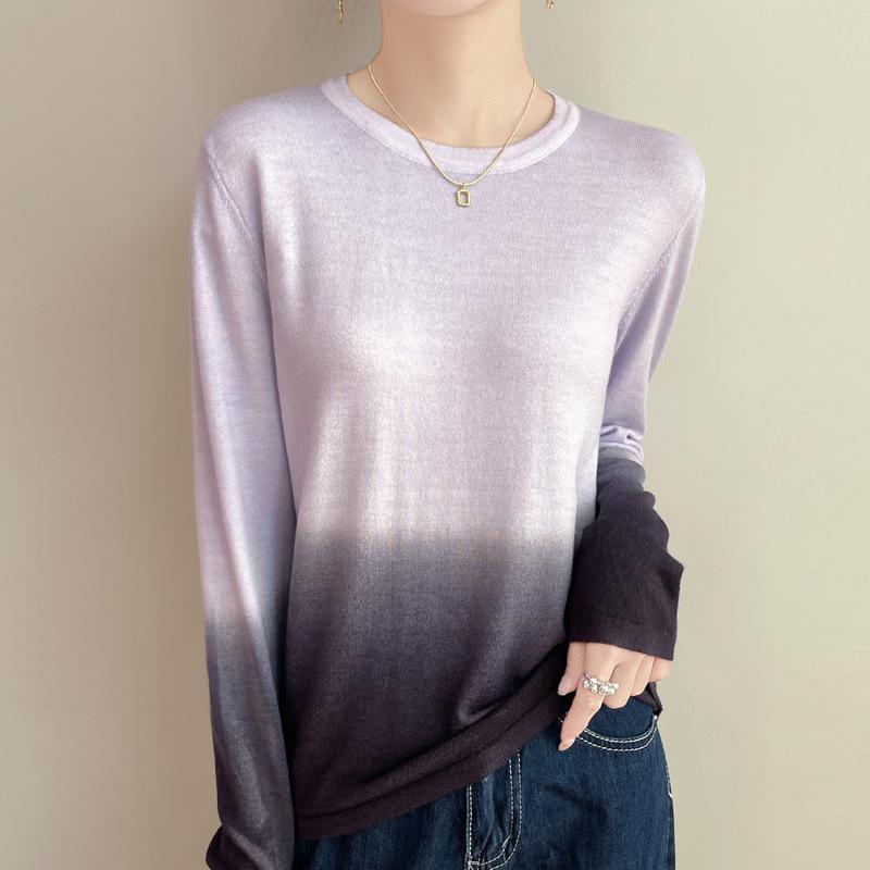 Ein neuer Frühlingsstil Rundhals-Strickpullover mit einem Farbverlauf-Design und einer lockeren Basisschicht