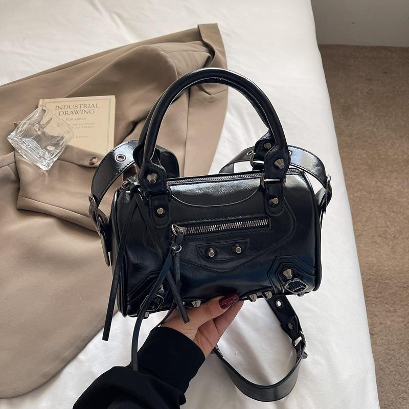 Nouveau sac locomotive à rivets de mode haut de gamme tendance portable épaule messager sac pour femmes