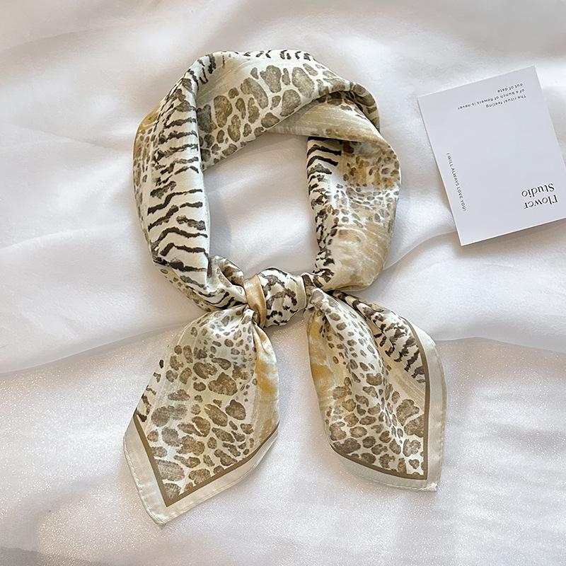 Fashion high-end silk scarf Thin versatile scarf New printed silk scarf Sunscreen decorative women s square scarf 70*70cm