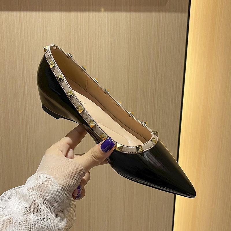 

Продвинутый сенс заклепка темперамент маленький человек внутренняя высота увеличение одинарная обувь женская танкетка острый носок универсальная плоская подошва 35 чёрный