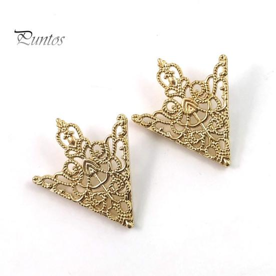 Women Collar Clip 1 Pair Vintage Shirt Clip, Hollow-Out Decoration Alloy Suit Triangle Brooch Pin for Men Metal