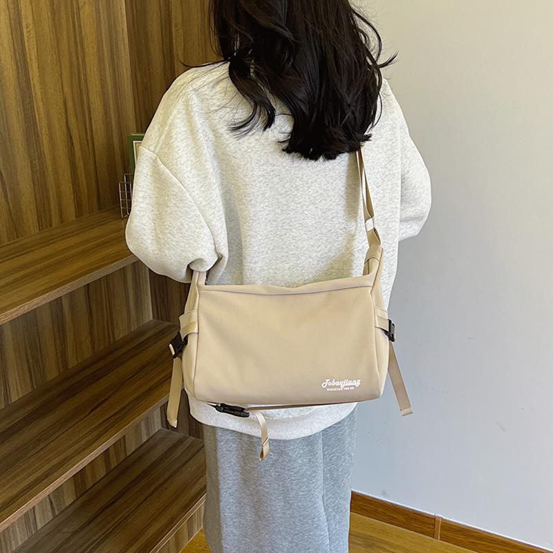 Сумка через плечо с буквенным принтом — фото 16