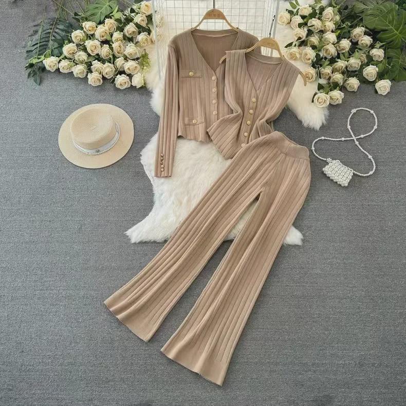 Pletená dvoudílná souprava: Svetr se stojáčkem a široké kalhoty s rozparky