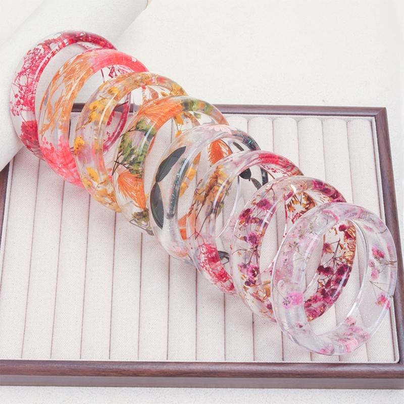 Elegant Resin Bangle With Preserved Flowers Comfortable Dried Flower Wristband For Women Fashion Jewelry Gift
