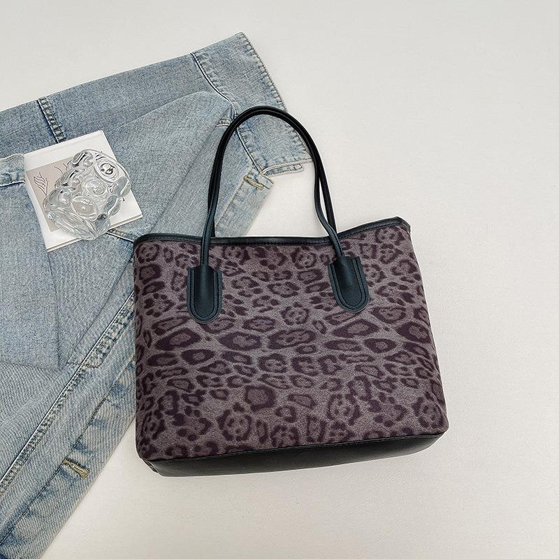 

Large capacity leopard print tote bag women s new autumn and winter fashion shoulder bag commuter retro portable underarm bag