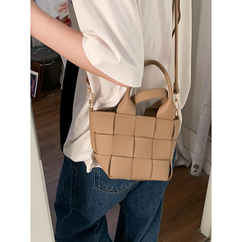 Korean woven portable bucket bag women's 2025 summer new simple versatile vegetable basket shoulder messenger bag