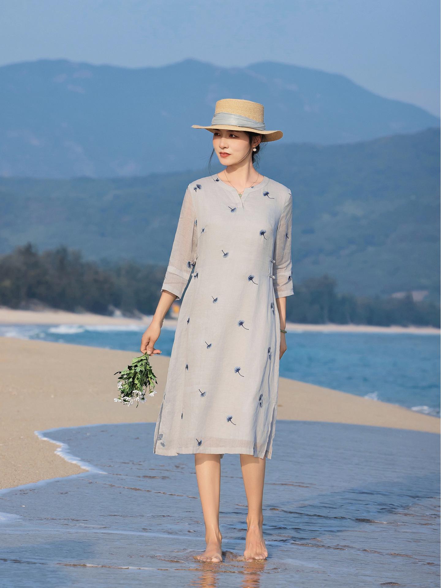 

2026 Women s Retro V-neck Midi Dress - Elegant Cheongsam Style with Embroidered Three-Quarter Sleeves and Waist-Cinching Skirt XL