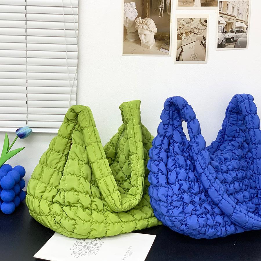 Moln Plisserad Crossbody-väska Dam Stor Kapacitet Lätt Diamant Dumplingväska Fjäderväska Quiltad Axelväska Tygväska