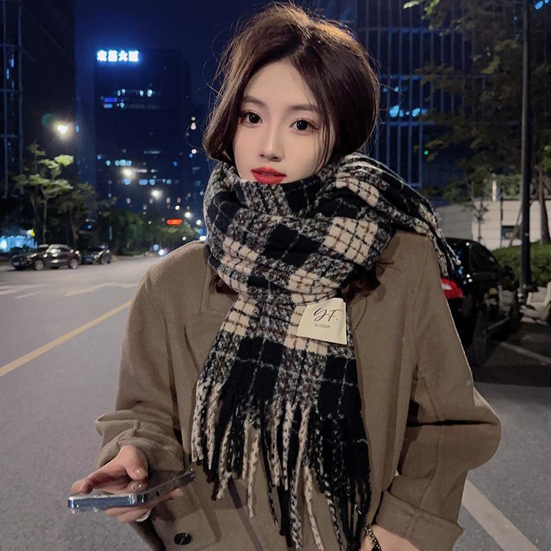 Korean Ins Green Scarf Women's Winter Korean Version Versatile High-end Feeling White Winter Thickened Warm Neck Scarf