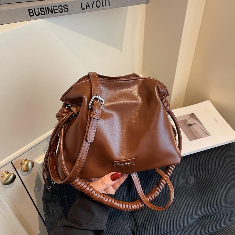 This Year's Popular Small Bag Women's Autumn and Winter Retro 2025 New Niche One-shoulder Messenger Bag Pleated Bucket Bag