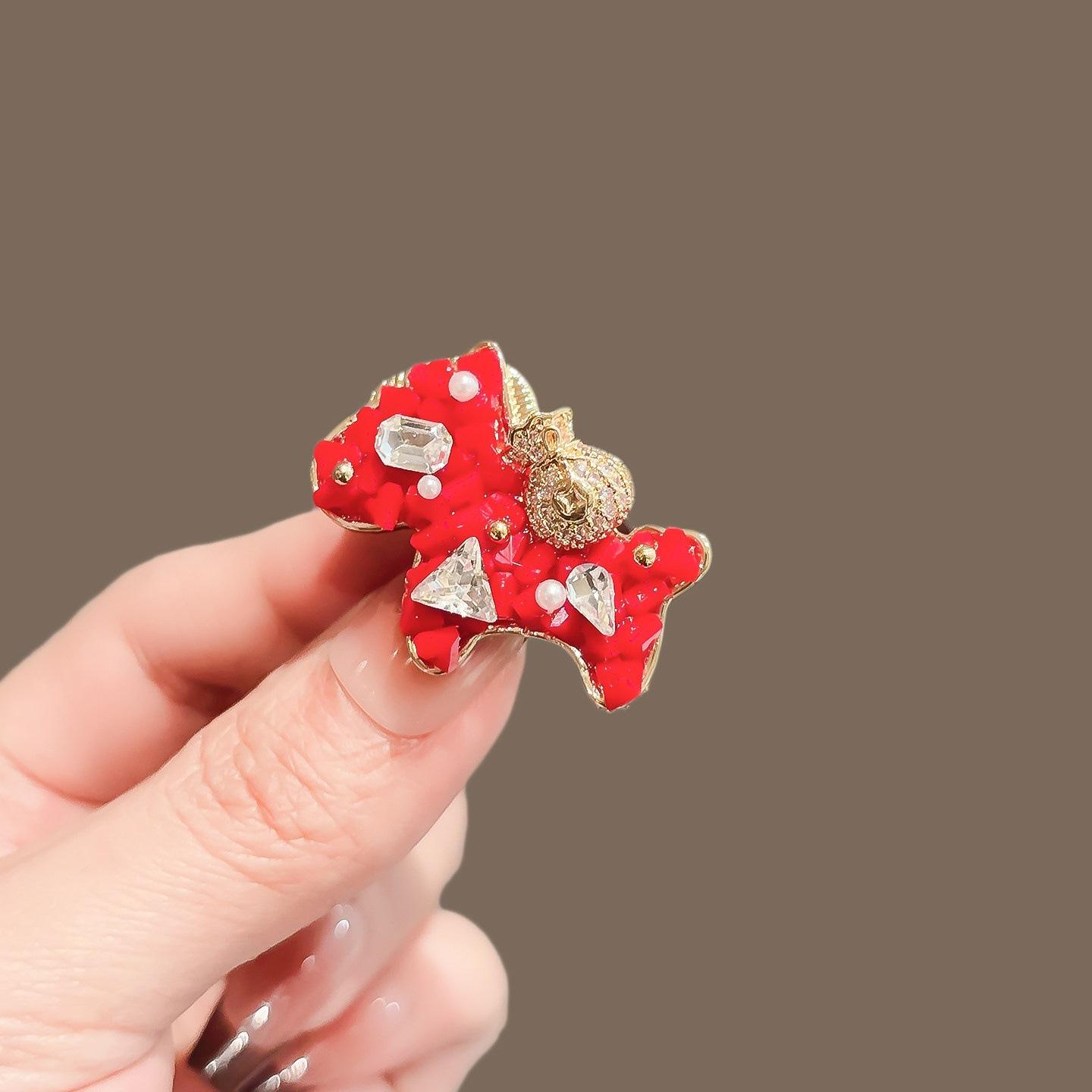 

New crystal red pony brooch female creative cartoon money bag pin personalized brooch accessories New Year s gift