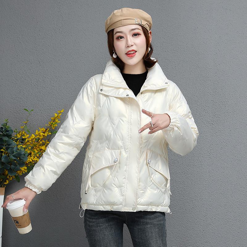 Damskie zimowe krótkie błyszczące ubrania bez spłukiwania wyściełane bawełną, nowe lekkie i cienkie małe ciepłe ubrania wyściełane bawełną i modne płaszcze.
