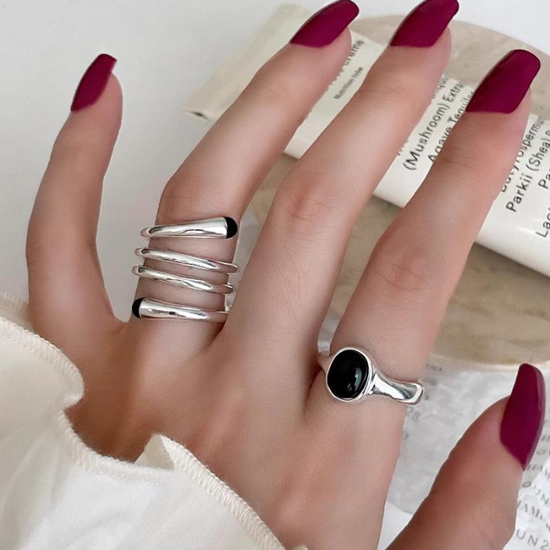 Onyx Black Elegant Ring For Women With Unique Geometric Design And Size Adjustable