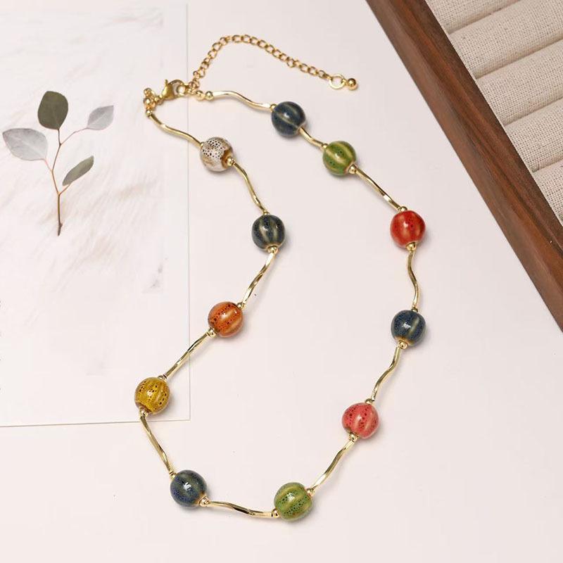 

Цветное керамическое ожерелье из бусин, простое и модное, высококлассная цепочка на ключицу, темпераментное, универсальное, нишевое женское украшение