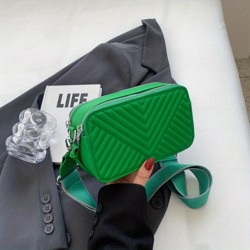 Элегантная однотонная стеганая сумка через плечо с шевронным узором: Стильная квадратная — фото 8