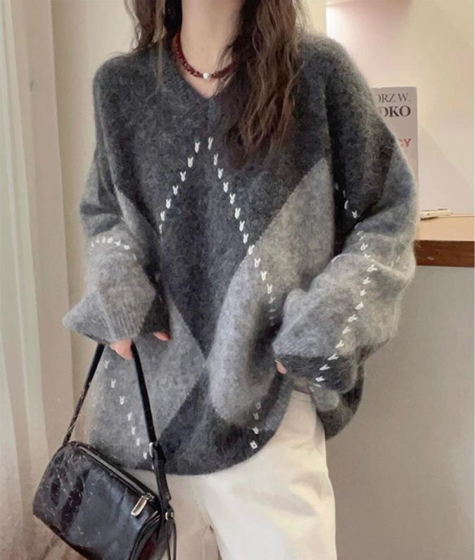 European Diamond Check Raccoon Fleece Sweater for Women - Autumn 2024 Collection, Loose Fit, Versatile and Trendy.