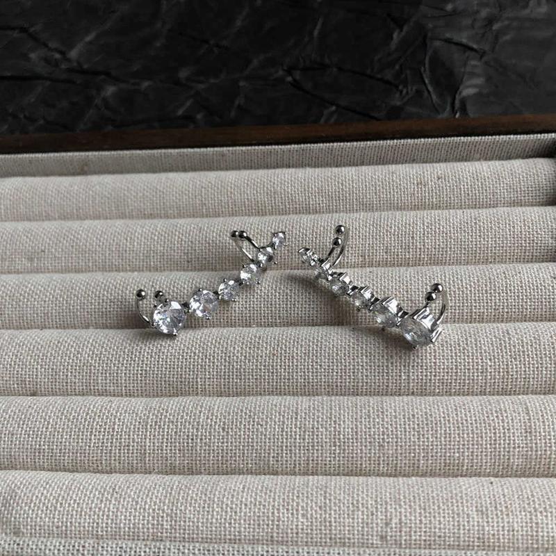 Exquisite Curved Crystal Clip Earrings for Women Simple Ear Climber Rhinestone Ear Cuffs Vintage Casual Versatile Jewelry Gift