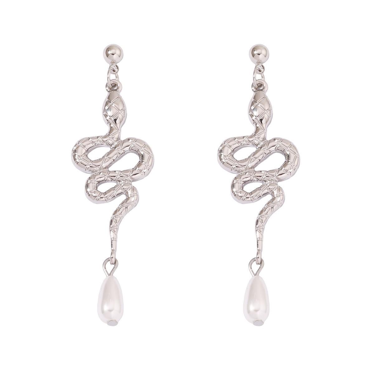 

New snake-shaped pearl earrings with a stylish, versatile and trendy party style
