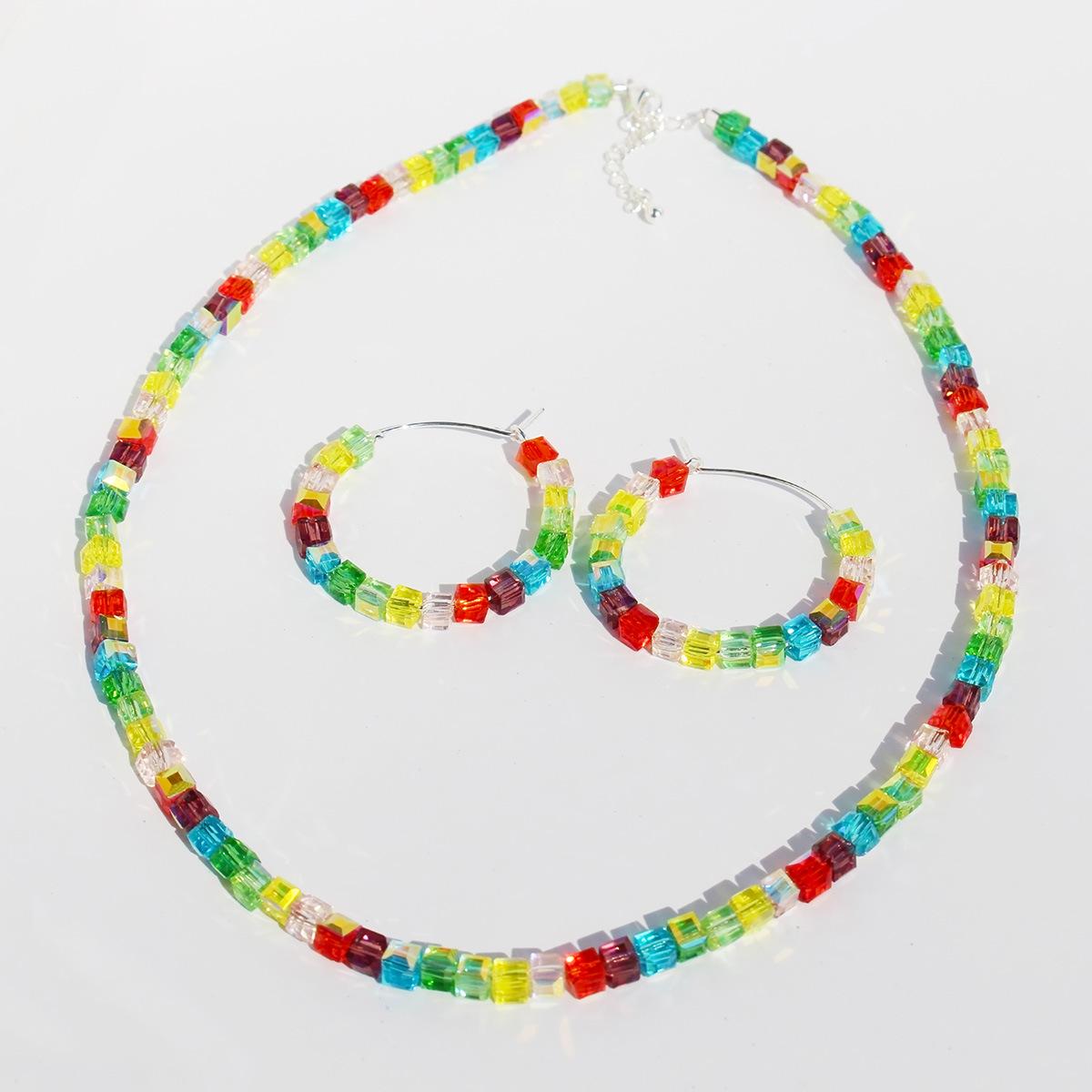 

Набор ожерелья с радужным кристаллом-хранителем и разноцветных серег-колец