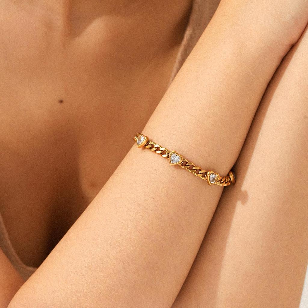 Luxurious Diamond Heart Bracelet - 18k Gold-Plated Stainless Steel with Zircon Encrusted Titanium.