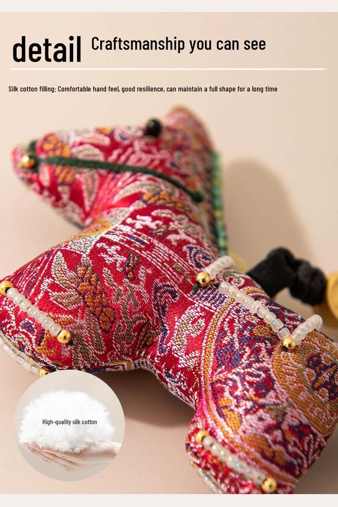 Naszyjnik Xiangyun Silk Rok Konia: Elegancki Wisiorek Maskotka Zodiaku w Stylu Chińskiego Luksusu