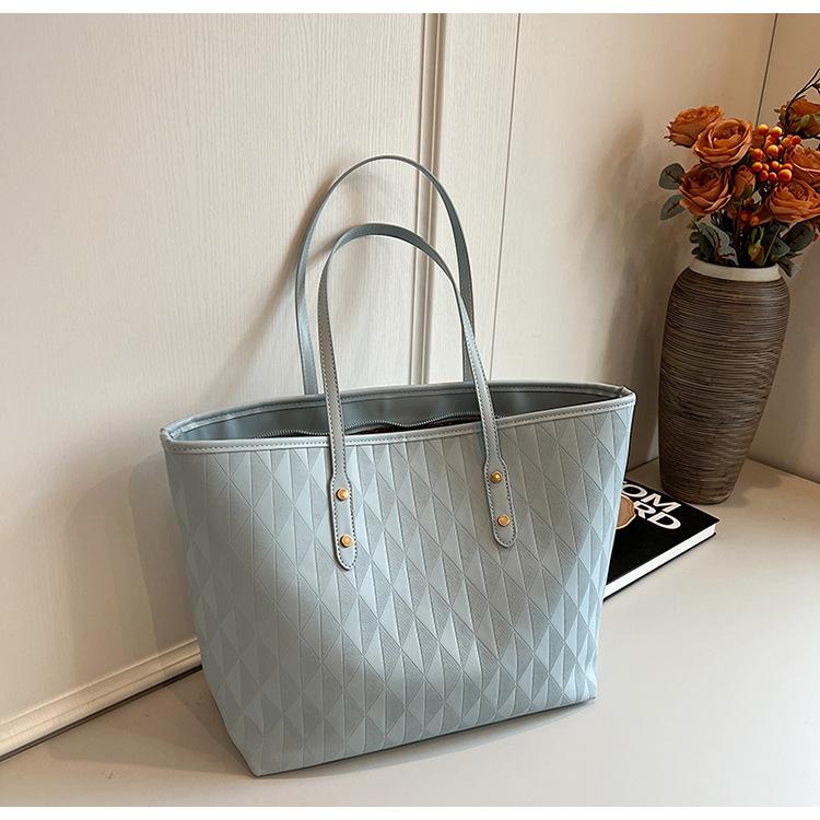 

Large-capacity commuter underarm bag, simple diamond tote bag, women s 2025 new foreign style leisure class bag синій