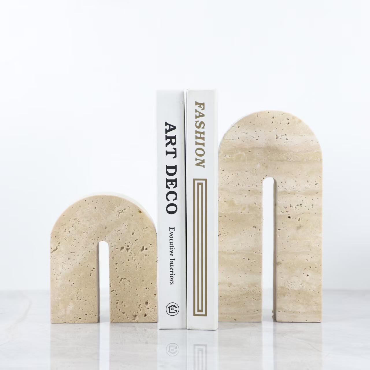 Fermalibro ad Arco Moderno in Travertino Giallo: Statua Minimalista per Studio o Arredamento Casa