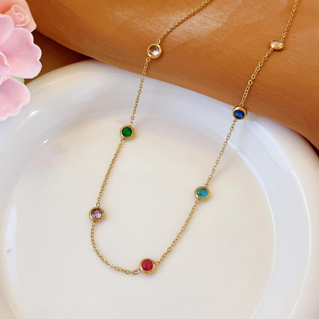 Złoty naszyjnik ze stali nierdzewnej: Elegancka, Wszechstronna, Nieblaknąca Biżuteria Damska