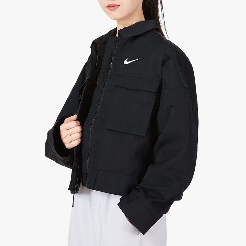 Nike SS22 Jednobarevná tkaná krátká bunda s velkou kapsou Dámské svrchní oblečení Černá DM6244-010