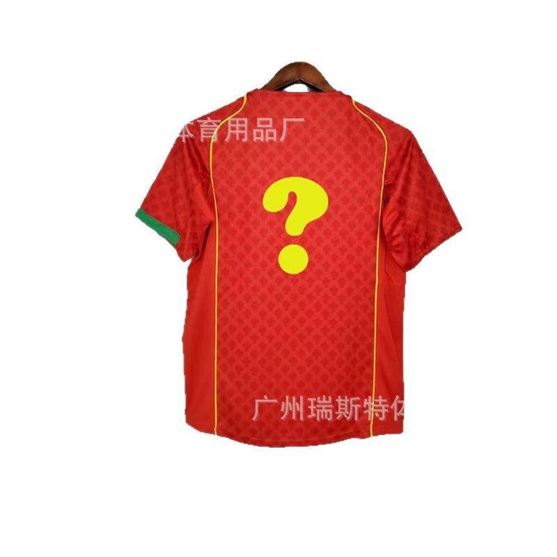 Bei der Europameisterschaft 2004 sind Portugals Cristiano Ronaldo, Figo, Rui, Costa Peperonaldo und Vintage-Trikots vielseitig