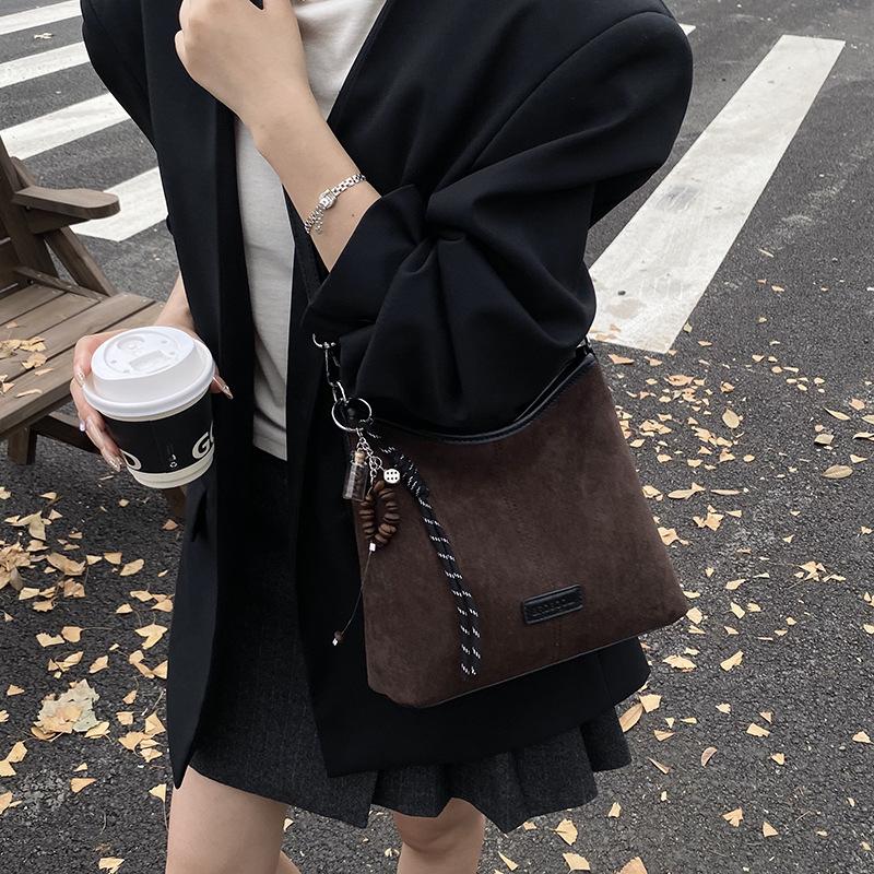 Trendige und vielseitige Ein-Schulter-Tasche, Pendler-Bucket-Bag mit großem Fassungsvermögen