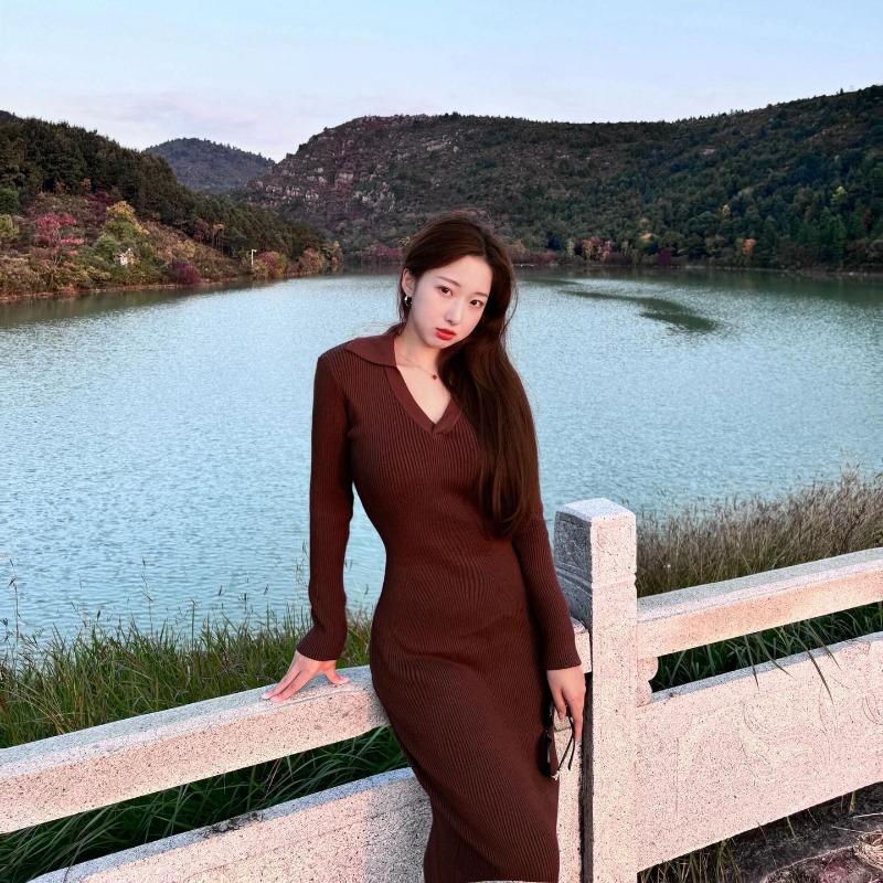 Temperament Sexy Retro Hip Wrap Versatile and Thin V-neck Knitted Dress Early Autumn New Waist and Thin Skirt