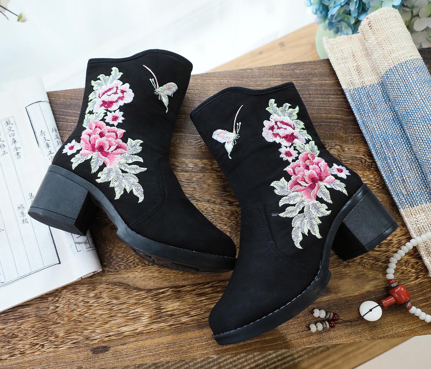 

Женские вышитые хлопковые полусапожки на высоком каблуке для осени и зимы 39