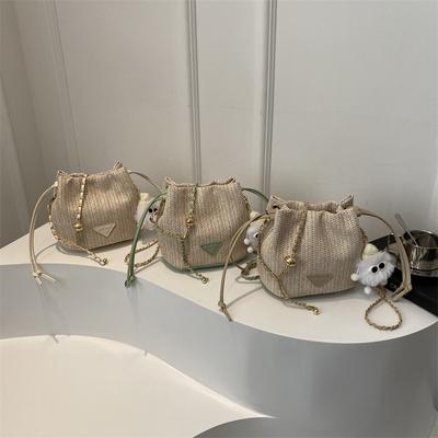 Bolsa Balde Texturizada Bolsa Estilo Novo Bolsa Transversal de Corrente Feminina Pingente Fofo Gaveta Bolsa de Palha Tecida da Moda
