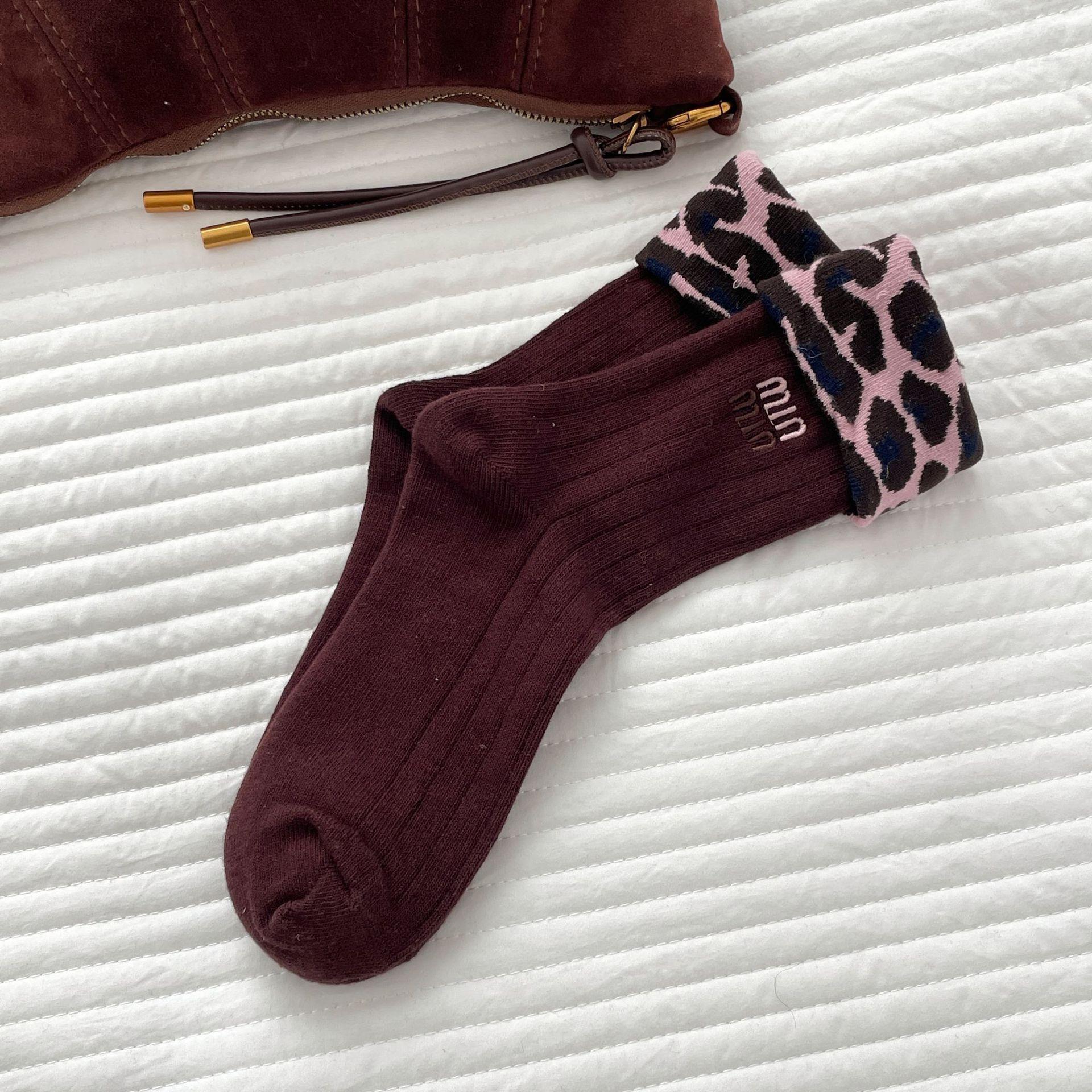 

Trendy Brand Retro Leopard Print English Embroidery Light Luxury Crank Personality Trend College Cotton Socks Piled Up In The Middle Socks one size кавовий