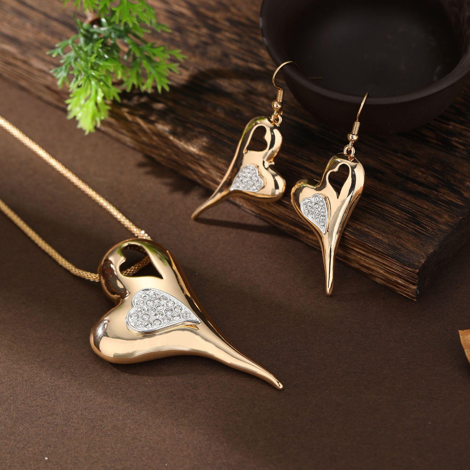 

Новый полый геометрический набор серег и ожерелья с инкрустацией бриллиантами, женский высококлассный двухцветный кулон в виде сердца