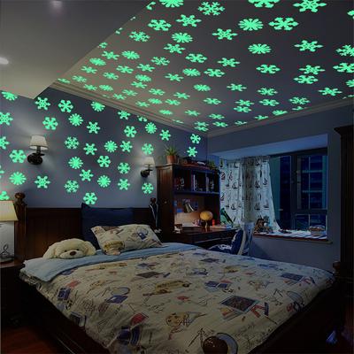 50 Pcs/Pack Luminous Snowflake Pvc Sticker Glow In Dark Fluorescent Wall Art Xmas Festival Birthday Party Home Decoration Window Decal