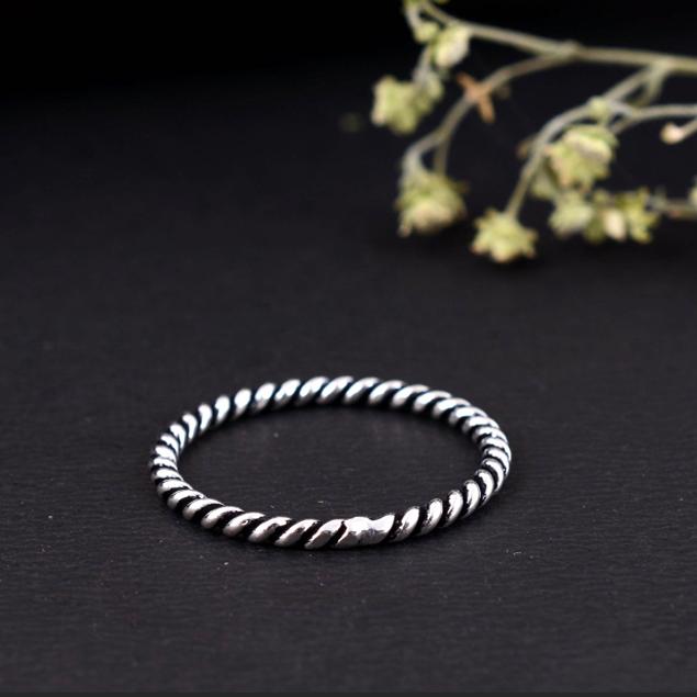 

Елегантна каблучка зі срібла 925 проби, з витонченим мінімалістичним тонким обідком, проста, придатна для носіння в наборі, з маленьким плетеним елементом, делікатна повсякденна прикраса, подарунок 11 срібний