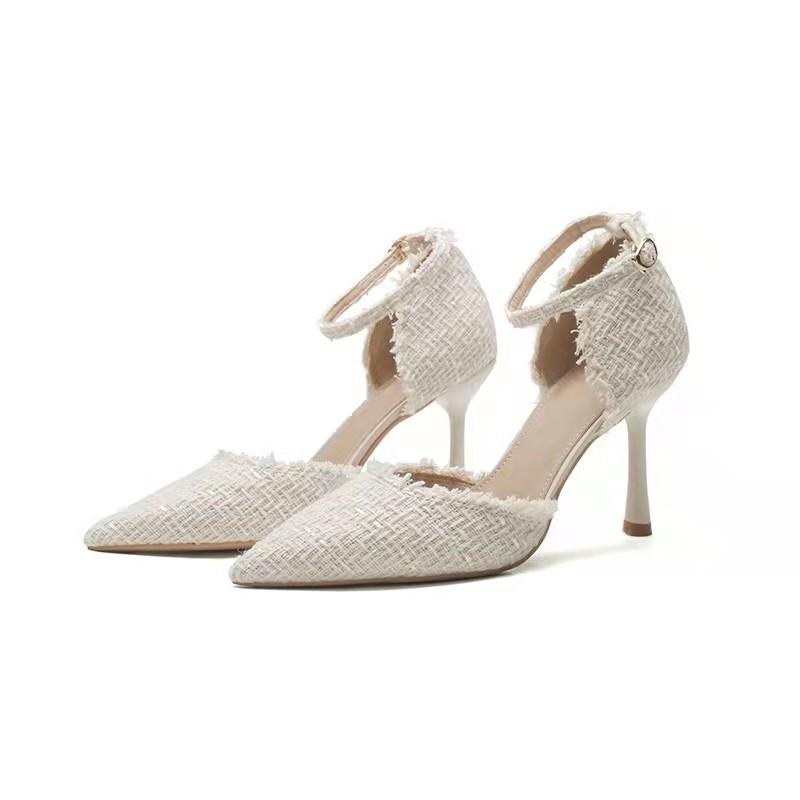 

Белые туфли на высоком каблуке женские 2025 новые маленькие ароматные стильные полые тонкие каблуки темперамент знаменитости слово с сумкой на голове сандалии 40