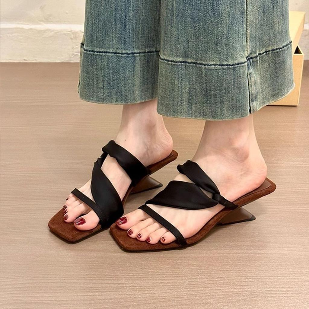 Square toe cool slippers women's 2025 summer new fashion versatile niche design sense retro special-shaped sandals