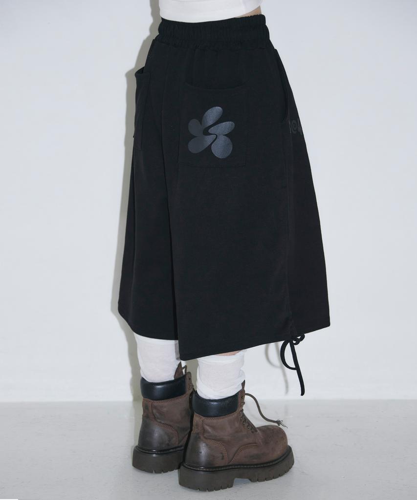 Seulliggeullou Side Shirred Bermuda Sweatpants [Black]