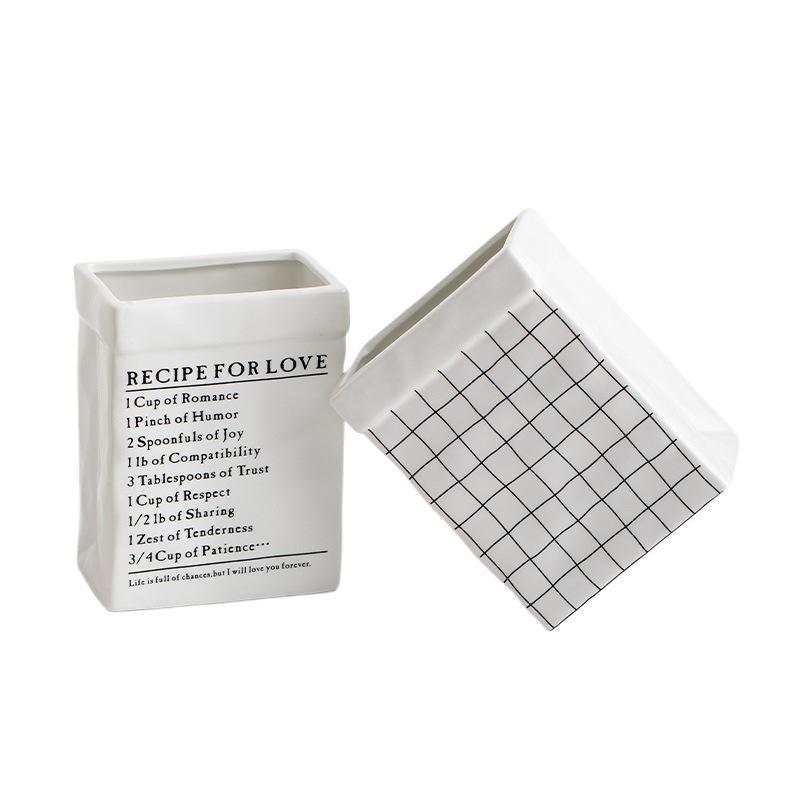 Skandynawski biały ceramiczny wazon na suszone lub świeże kompozycje kwiatowe w wystroju salonu