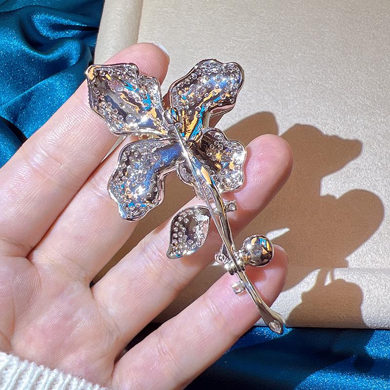 Emerald Four-Leaf Flower 3D Brooch: Gold-Plated with Zircon and Pearl Accent for Women
