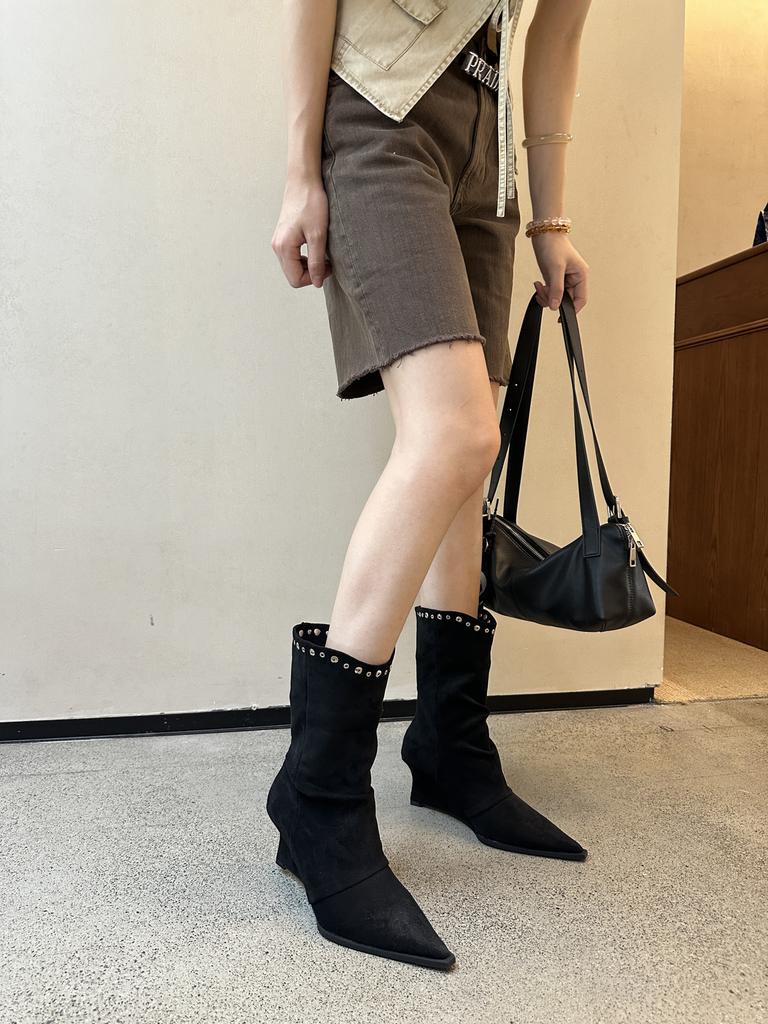 French Pointed Thick Heel Suede Fashion Short Boots Women's Spring and Autumn 2025 New Retro Rivet Western Thin Boots